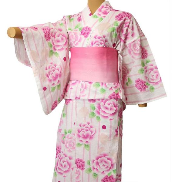 縦縞の淡いピンク地に柔らかなデザインのバラを染めました。とてもカワイイ雰囲気の浴衣です。ゆかた、帯、げた、着付け用品（ステテコ、だて締め、腰ひも）一式セットでお届けします。帯は代替品に変更になる場合がございます。Mサイズ適応身長(標準体型の...