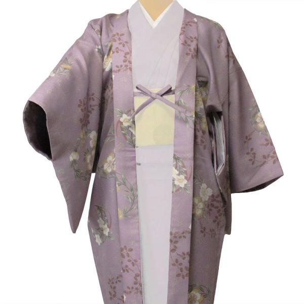 紫地に、サクラ、桔梗、なでしこ、萩などで花輪を描きました。クラシックで上品な色柄の羽織です。通常のレンタル着物一式セットに羽織を追加するオプションサービスです。寒い時期のお出掛けにご利用ください。羽織はフリーサイズです。XS〜XLの着物共通...