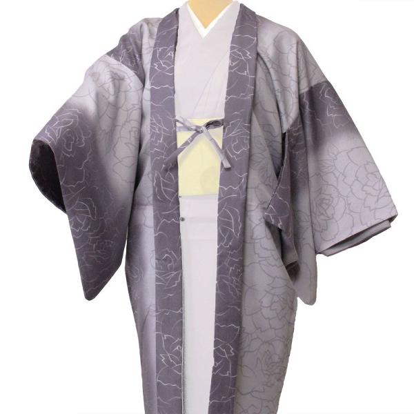 縦の濃淡に紫に染め、バラの花をデッサン調に描きました。モダンでおしゃれな羽織です。通常のレンタル着物一式セットに羽織を追加するオプションサービスです。寒い時期のお出掛けにご利用ください。羽織はフリーサイズです。XS〜XLの着物共通でお使い頂...