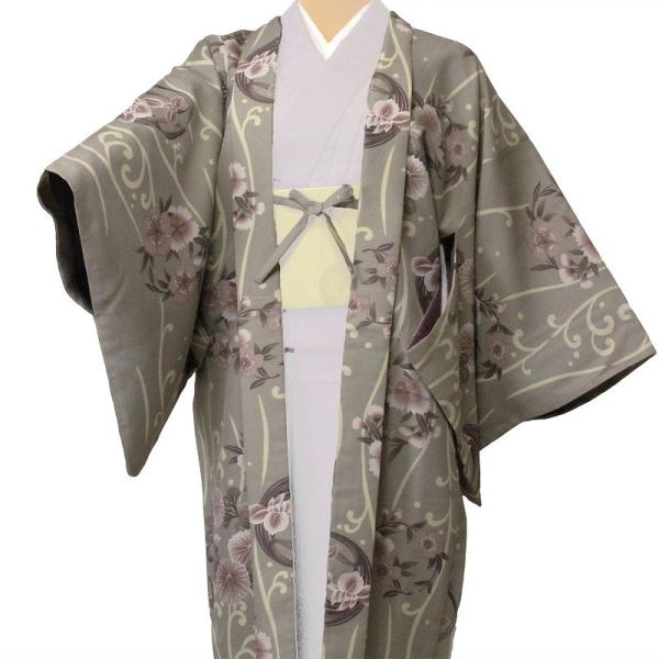 グレー地に縦に動きのある流水を染め、菊、なでしこ、菖蒲など四季の花を花輪に描きました。通常のレンタル着物一式セットに羽織を追加するオプションサービスです。寒い時期のお出掛けにご利用ください。羽織はフリーサイズです。XS〜XLの着物共通でお使...