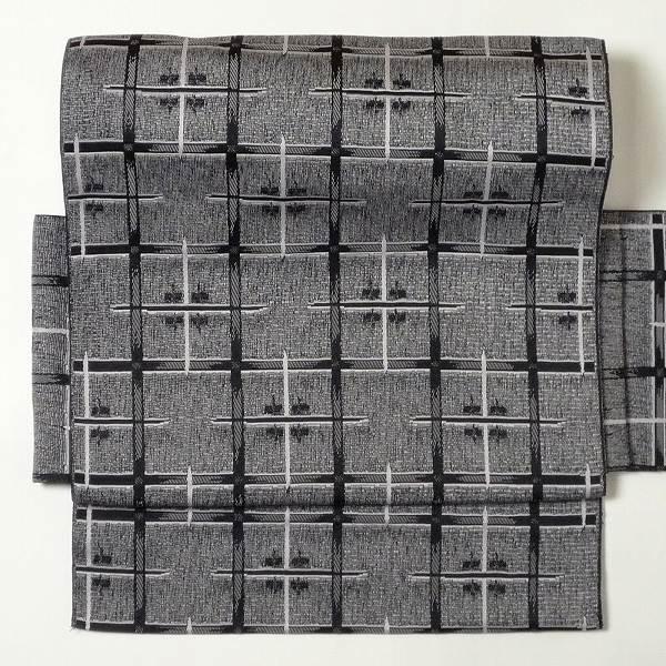 グレー地に黒糸で格子を織り出し、さらに白糸で市松状に十字型を織り出しました。洒落た印象の名古屋帯です。