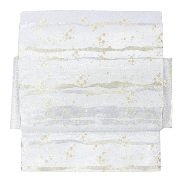 銀糸をベースに横波を織り出しました。金糸で金箔文を散らし、粋な雰囲気に仕上げた袋帯です。フォーマルなご用途にお使い頂けます。（仕立てロットによって、お太鼓部分や胴部分の柄の出方が異なります。予めご了承ください）