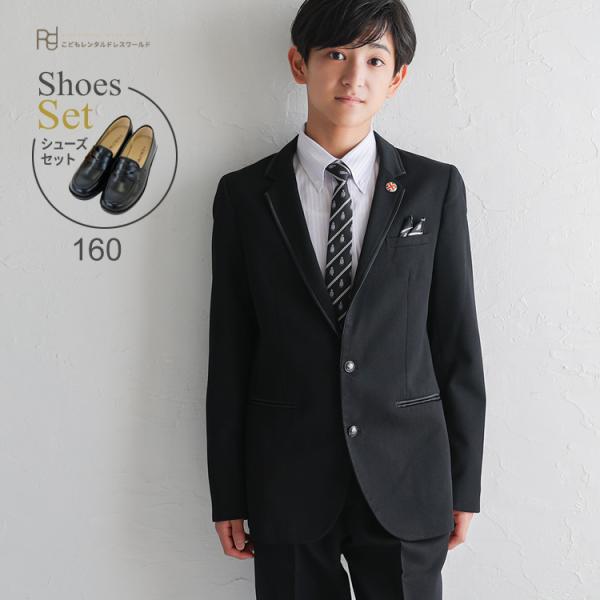 空き状況は「すべて見る」を押してチェック！シャツやネクタイなどがコーディネートされた男児スーツセット黒無地ストライプ織りのジャケット/パンツに薄紫地に白ストライプのシャツ/ 黒ベースに白ストライプのネクタイを付けましたポケットと襟に施された...