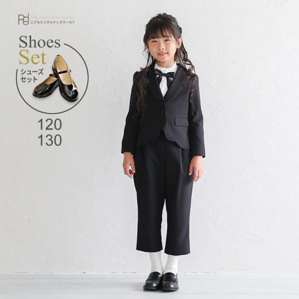 空き状況は「すべて見る」を押してチェック！無地の ブラックスーツをガーリーにデザインした パンツスーツセット裾がスカラップになった燕尾服 のようなシルエットの ジャケットと七分丈 のパンツ、フリル のブラウスを合わせました。パンツはボタンで...