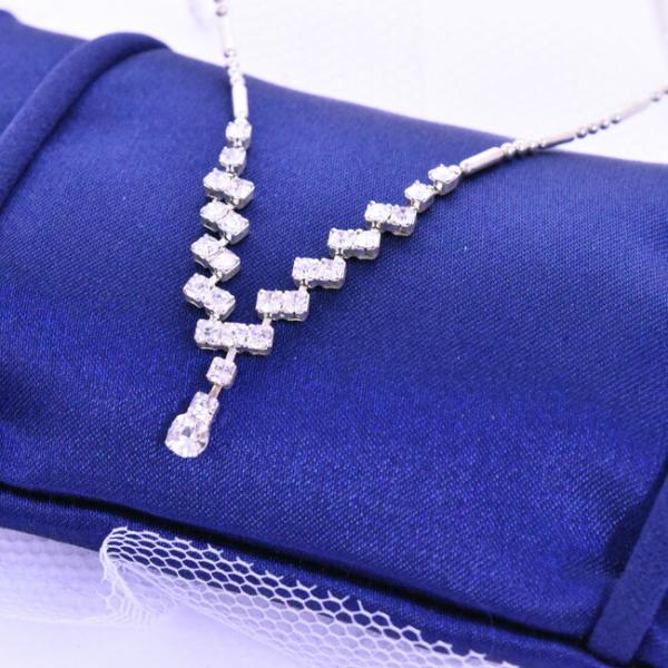 空き状況は「すべて見る」を押してチェック！フォーマルドレスやプリンセスドレスに合わせてワンランク上のドレスアップを☆シンプルだけど、キラリと輝く存在感を放つ、ラインストーンのネックレスです。○サイズ　全長約41cm●当商品のみをレンタルの場...