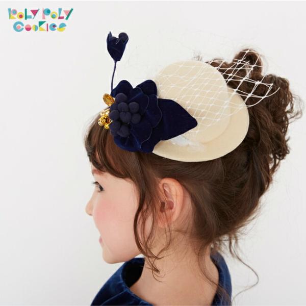 空き状況は「すべて見る」を押してチェック！鈴とお花とチュールのついた可愛いミニハットです。お花の中央に鈴がついているので、動くとチリチリ小さな鈴の音がします。洋装にも和装にもどちらでも似合うデザインです。ハットの内側2ヶ所にクリップがついて...