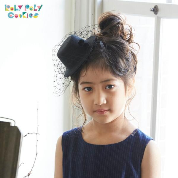 空き状況は「すべて見る」を押してチェック！チュールと丸いビーズのついた可愛いミニハットです。ハットの内側2ヶ所にクリップがついています。軽いので小さなお子様にも負担になりにくいですが、ベースが大き目のハットなので、小学生以上のお子様におすす...