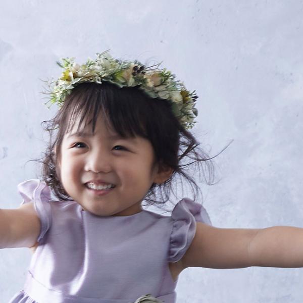 空き状況は「すべて見る」を押してチェック！ナチュラルアンティークな花かんむりです。後ろはリボンで調節可能です。葉っぱのグリーンメインでお花や実を付けた爽やかなかんむりです。〇サイズ　内径直径　約15cm        ★こちらのレンタル期間...