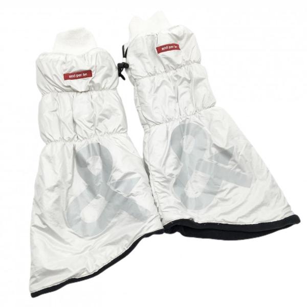 and per se（アンパスィ） 中綿レッグウォーマー 白×ネイビー