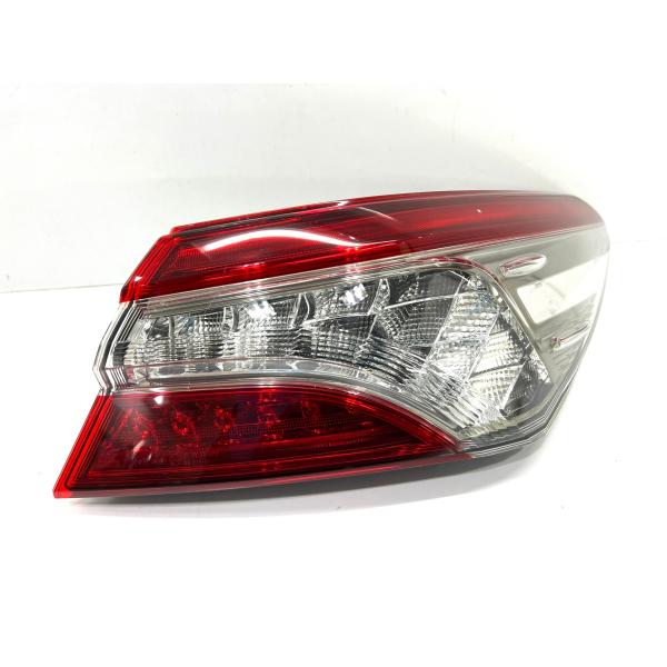 m*ω様 トヨタ　カムリ　AXVH70 右テール　KOITO 33-242 34-853☆美品☆前期 LED AXVH70 カムリ☆右テールライト KOITO