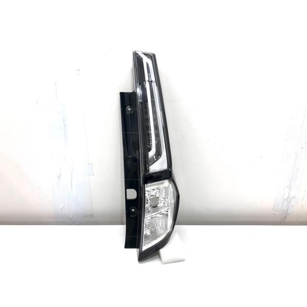 トヨタ　ルーミー　M900 左テールライト 220-6907W showa-metal-parts-s6_k0405-
