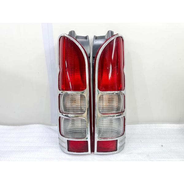 200系 ハイエース 純正テールライト左右 メッキカバー付 KOITO 26-120