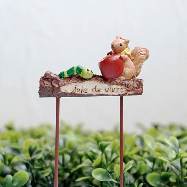 庭に飾ると賑やかに！ナチュラルカラーで合わせやすいです♪■内容：1個■サイズ：約 幅5.5cm×奥行き1cm×高さ9cm(飾り部分3cm)■素材：レジン、アイアン※デザイン上、ややラフな仕上げになっています。傷や塗装ムラ、塗装の垂れなどが見...