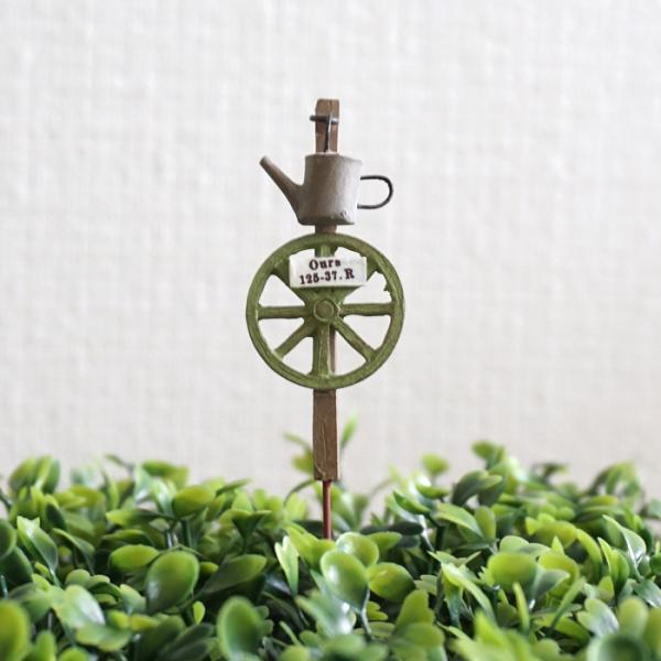 ピックは鉢植えやお庭などを可愛く彩ってくれるアイテム！植物の雰囲気に合わせてお気に入りのピックを探してみて下さい♪■内容：1個■サイズ：約 幅28×奥行8×高さ70（100）mm■素材：レジン・アイアン※デザイン上、ややラフな仕上げになって...