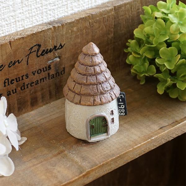 三角の屋根と丸いフォルムが可愛らしいおうち。フレンチスタイル、ナチュラル系インテリアによく馴染みそう。そのまま並べてもカワイイ、他の小物と飾ってもGood！ストーリーも考えながら、 ディスプレイするのも楽しい冬小物です。玄関やリビングなどお...