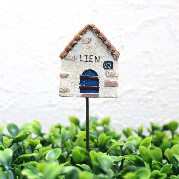 小さくて可愛い！外国風のお家のピック。ピックは鉢植えやお庭などを可愛く彩ってくれるアイテム！植物の雰囲気に合わせてお気に入りのピックを探してみて下さい♪■内容：1個■サイズ：約 幅33×奥行15×高さ38（全長290）mm■素材：レジン・ア...