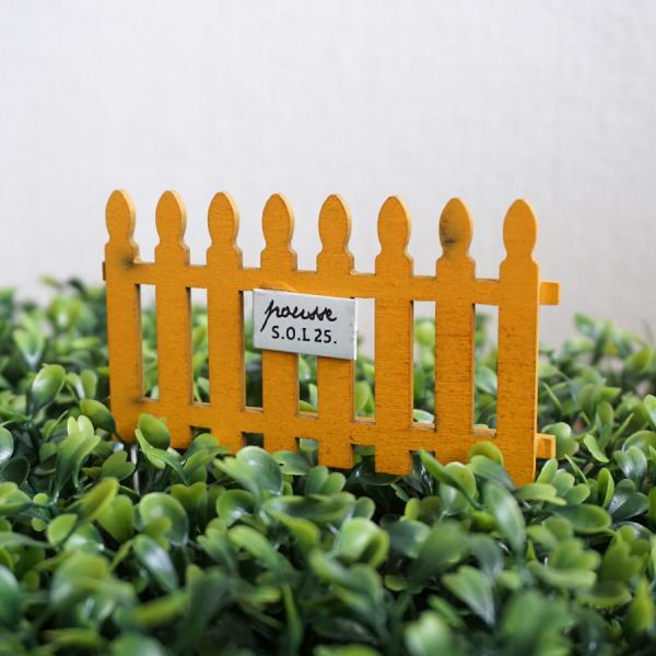 ■内容：1本■カラー：イエロー■サイズ：約 幅10×奥行1×高さ5.5(全長10)cm■素材：木・アイアン■デザイン上、ややラフな仕上げになっています。傷や塗装ムラ、塗装の垂れ、歪みなどが見受けられますが商品の特性のため予めご了承ください。...