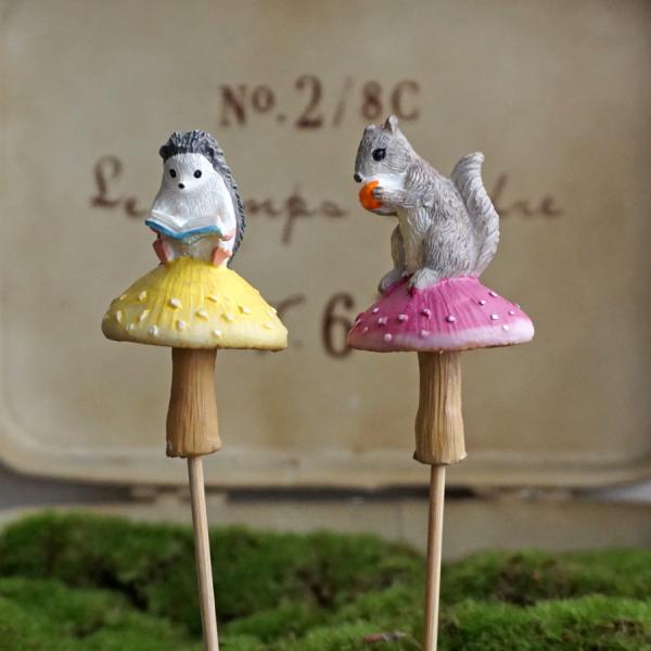 キノコピックは、庭や鉢植えに可愛らしいアクセントを加えるオーナメントです。ハリネズミとリスがキノコの上にちょこんと乗ったデザインは、見る人の心を和ませます。■内容：1本■サイズ(約)：リールエリソン:40φ×H70（310）mm／エキュルイ...