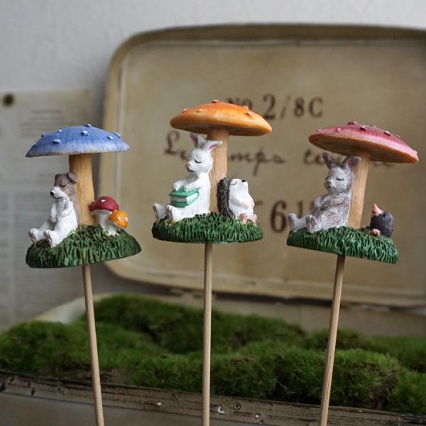 ガーデンピック「ドルミールピック」は、庭や鉢植えに可愛らしいアクセントを加えるオーナメントです。うさぎや犬のモチーフが、キノコの下でリラックスしているデザインが特徴で、見る人の心を和ませます。自然の中に溶け込みつつも、個性的な存在感を放ちま...