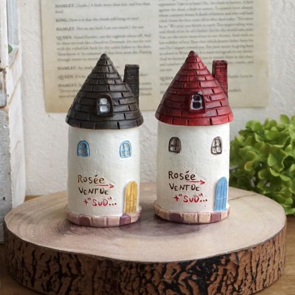 素朴でかわいい家型の置物。青いドアがかわいいお店のミニオブジェ。そのまま並べてもカワイイ、他の小物と飾ってもGood！多肉など、寄せ植えの飾りとしても大変人気です。■内容：1個■カラー：ブラウン・レッド■サイズ(約)：直径4.2×高さ9cm...