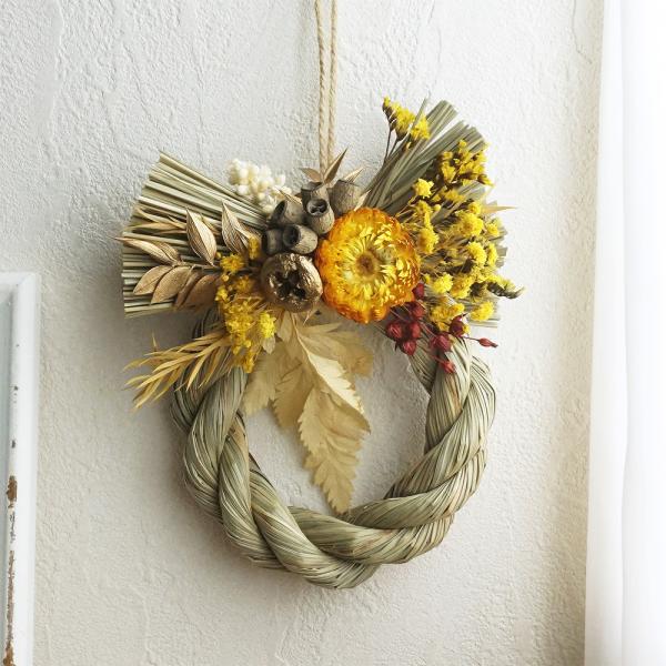 ❁ひろりん❁クレイフラワー❁お正月花と小鳥さんたちのしめ縄リース 杉の“かんなくず”で作った、しめ縄リース🌲 高さ：70㎝ 幅：28