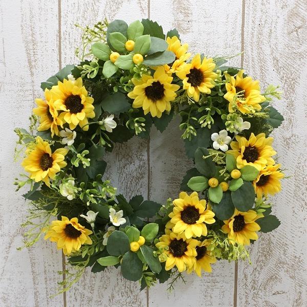 小ぶりのヒマワリがリース全体に付いた、夏にピッタリのリースです。イエローとグリーンで爽やかなデザイン。お家のリビングやお部屋はもちろん、ショップや医院などの飾りにも◎夏の壁飾りにいかがでしょうか？枯れる心配もなく、お手入れも簡単。お部屋やド...