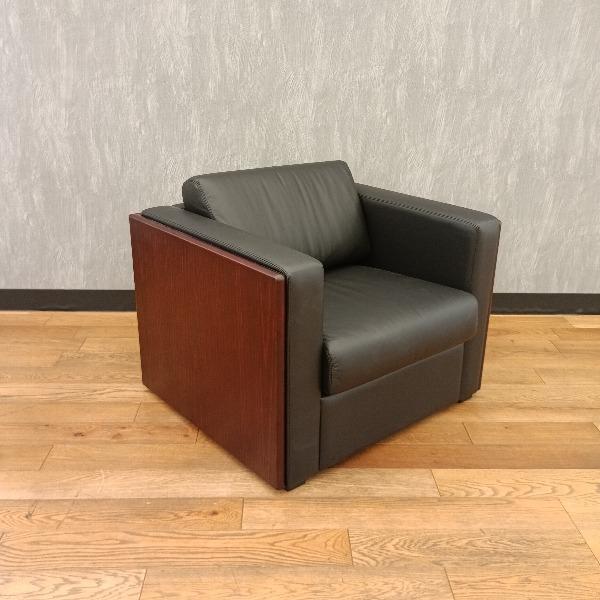 【メーカー】オカムラ / OKAMURA【型番】8332YA-P14【製造年】2024年製【カラー】ブラック※色名はメーカー公式色名称と異なる場合がございます。【当店管理番号】10001997【サイズ詳細】幅:約860mm / 奥行:約74...