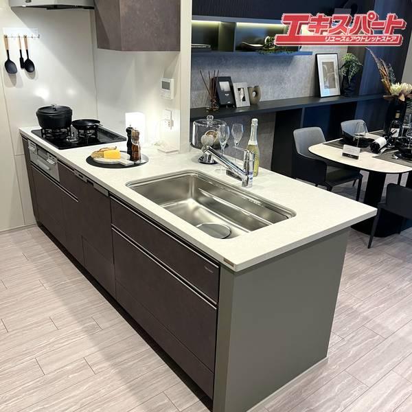 店頭引取り/エリア限定配送 タカラスタンダード ペニンシュラ型/対面式 システムキッチン 2025年製 展示品 戸塚店