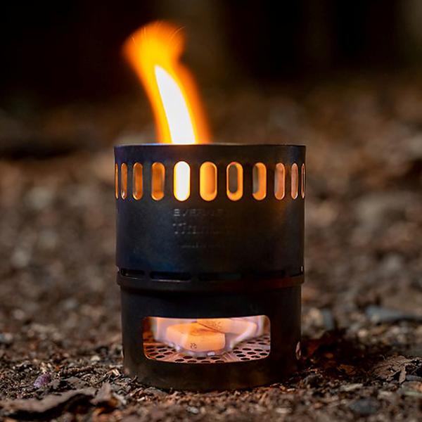 ●安定性と携行性を両立したアルコールストーブ用スタンド●世界初のチタンクッカーを生み出した実績を持ち、国内外で高いシェアを誇るアウトドア総合ブランド「EVERNEW」。●アルコールストーブ用スタンドの詳細 収納時サイズ（直径×高さ）:約80...