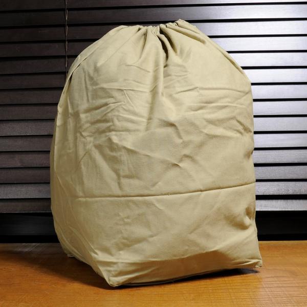 ●洗濯物の収納や衣服の保管に使われていたランドリーバッグ●フランス海軍で使われていたランドリーバッグです。【軍放出品のご購入を検討されているお客様へ。ご購入前に必ず下記の説明文、注意文を最後までご一読いただきますようお願い致します。】●ラン...