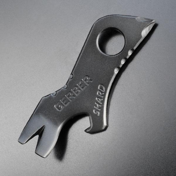 ●コンパクトでシンプルなガーバー製のミニツールです。釘抜きの部分に大小のマイナスドライバーを装備。チェーンやキーリングなどを通せる穴が空いているので、キーリングを付け鍵と一緒に持ち運ぶことも出来ます。●ミニツールの詳細 全長 約7cm重量 ...