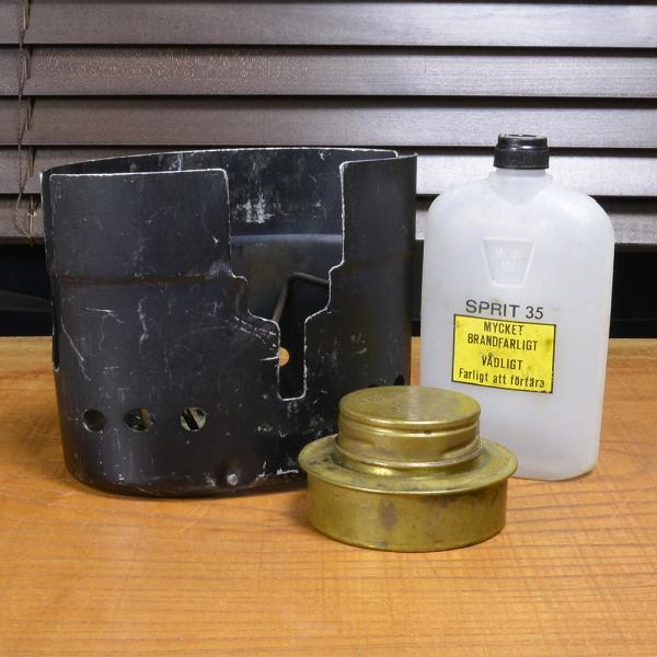 ●スタンド、バーナー、燃料ボトルがセットになったミニストーブ●スウェーデン軍のミニストーブのセットです。※燃料ボトルには液体燃料は入っていません。容器に火気を近づけたりしないでください。【軍放出品のご購入を検討されているお客様へ。ご購入前に...