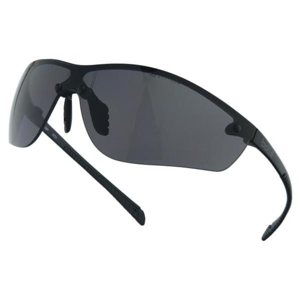 ●超軽量で装着感を感じさせないセーフティグラス●装着感を感じさせない圧倒的軽さとを追求したセーフティグラス。細くしなやかなテンプルは大きく外に開き、頭部をやさしくホールド。また、耳に当たる部分にはラバーが付けられており、ズレにくい。柔らかい...