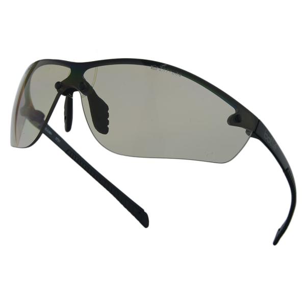 ●超軽量で装着感を感じさせないセーフティグラス●装着感を感じさせない圧倒的軽さとを追求したセーフティグラス。細くしなやかなテンプルは大きく外に開き、頭部をやさしくホールド。また、耳に当たる部分にはラバーが付けられており、ズレにくい。柔らかい...