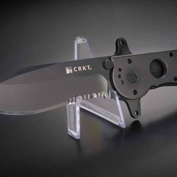 ●アイデア次第で使い方が広がるディスプレイアイテム●ナイフ、楯、額縁などをお部屋に飾ることができます。また、ネットでレシピを見ながら料理をする際などにスマートフォン、タブレットを立てかけておくという使い方もOK。用途に合わせて3つのサイズか...