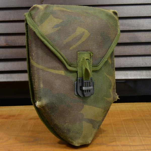 ●オランダ軍の三つ折りスコップに対応したスコップカバー●オランダ軍で使用されていた三つ折りスコップに対応した、スコップカバーです。DPMカモフラージュと言われるアメリカのウッドランドカモに似た迷彩柄。【軍放出品のご購入を検討されているお客様...