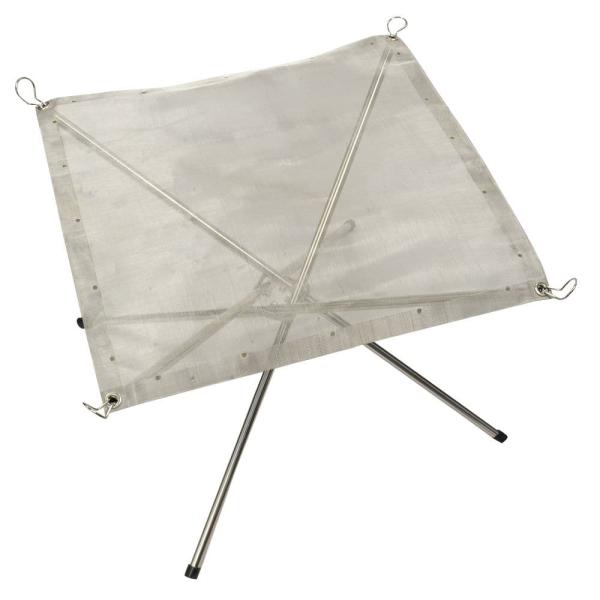 ●組み立てから後片付けまで簡単なファイアスタンド●持ち運びが簡単で使い勝手が良い折りたたみ式ファイアスタンドです。キャンプファイヤーだけでなく調理でも使用可能。網目が小さいため灰が地面に落ちるのを抑えられます。組み立てはスタンドフレームを広...