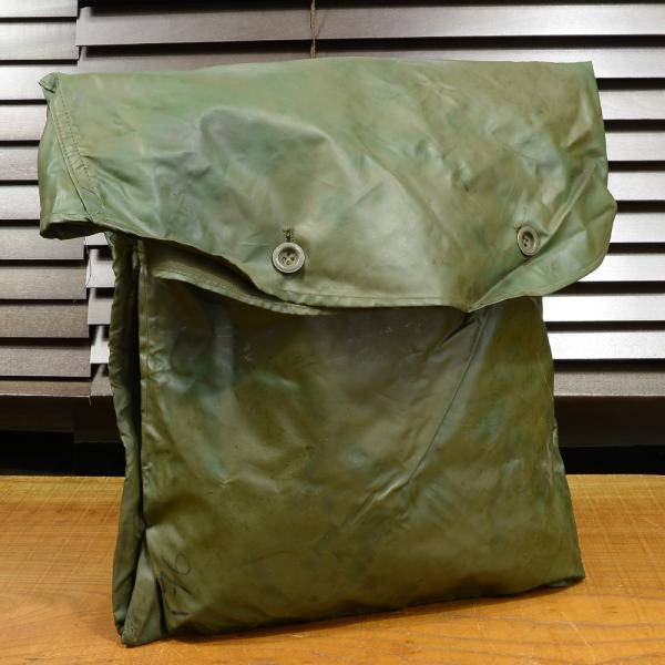 ●雨具としても使用可能なテントシート収納バッグ●ベルギー軍で使用されていたテントシート収納バッグです。軍幕を収納して携行するために使用されていました。【軍放出品のご購入を検討されているお客様へ。ご購入前に必ず下記の説明文、注意文を最後までご...