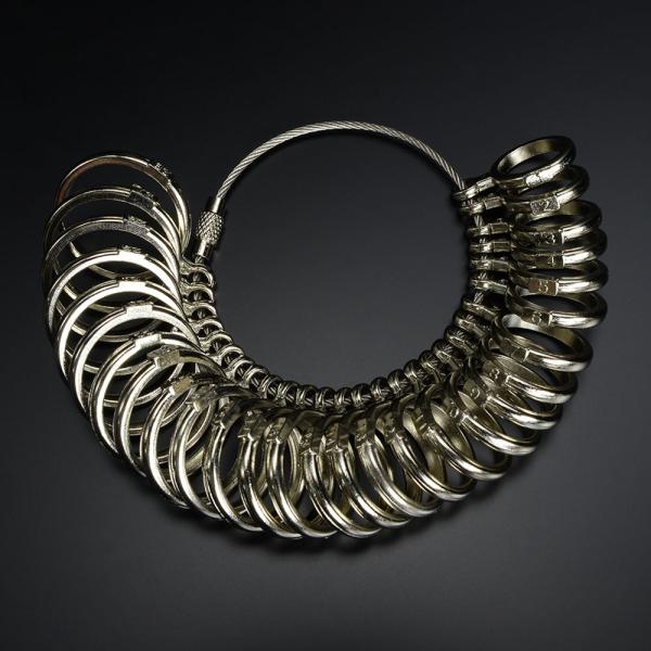 ●手軽に指輪のサイズを測れる金属製リングゲージセット●指輪のサイズを測定するためのリングゲージ。33個のサイズの異なるリングが付いており、リングを指に通してフィットする内径・内周を計測します。●指輪ゲージの詳細 リングサイズ(号数/内径):...