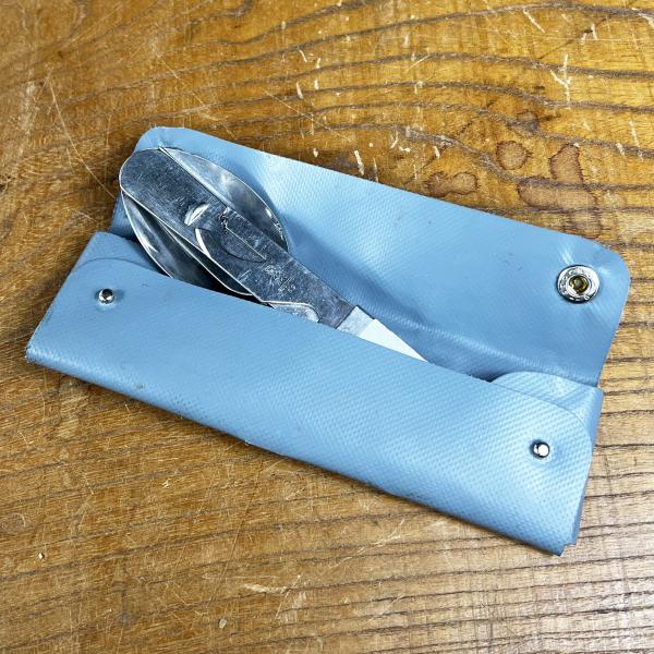 ●タフに使える、アウトドア仕様のカトラリーケース●頑丈なトラック幌(ほろ)素材で作られており、雨や汚れに強く、アウトドアシーンでも頼れる存在です。●ケースの詳細 サイズ(横×縦×マチ):約19cm×約6cm×約1cm、重量:約28g、素材:...