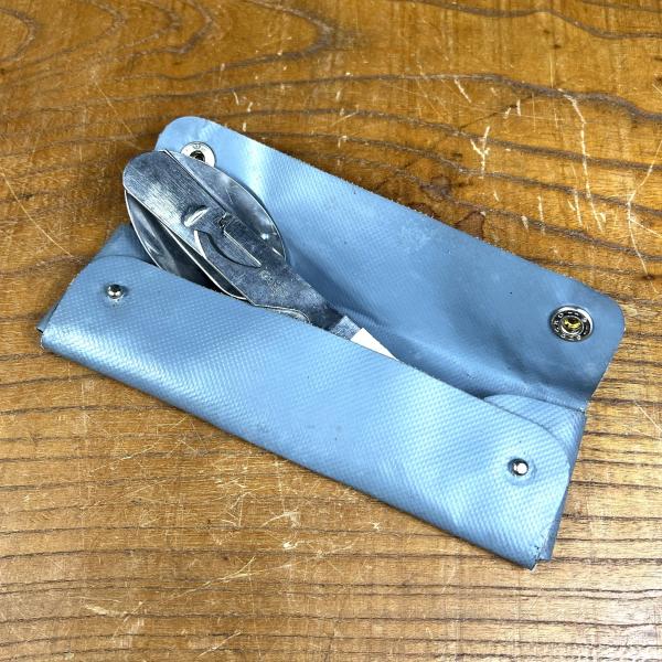 ●タフに使える、アウトドア仕様のカトラリーケース●頑丈なトラック幌(ほろ)素材で作られており、雨や汚れに強く、アウトドアシーンでも頼れる存在です。●ケースの詳細 サイズ(横×縦×マチ):約19cm×約6cm×約1cm、重量:約28g、素材:...