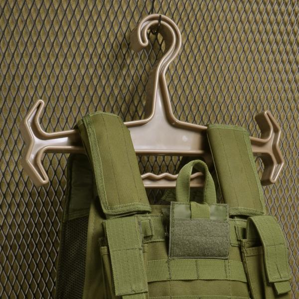 ●重たいミリタリーギアに最適な高耐久ハンガー●通常のハンガーでは耐えられない重たい装備品などに使用する為の、タクティカル/ミリタリー仕様のハンガーです。●ハンガーの詳細 サイズ(縦×横×厚さ):約25×40×3cm、重量:約375g、上部フ...
