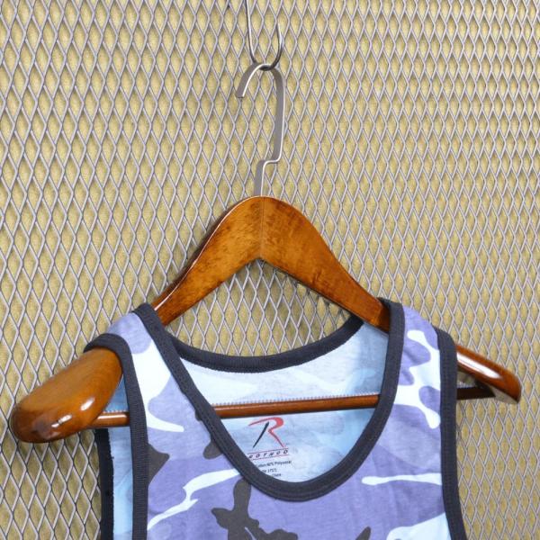 ●厚く高級感のある木製のハンガー。ズボンなども掛けられるように、ズボン掛けを装備し、ズボン掛けにはズボンがずれ難いように、滑り止めが付いています。●ハンガーの詳細 サイズ 縦 約22cm×横 約45cm×厚さ 約4.5cm(ハンガー端)重量...