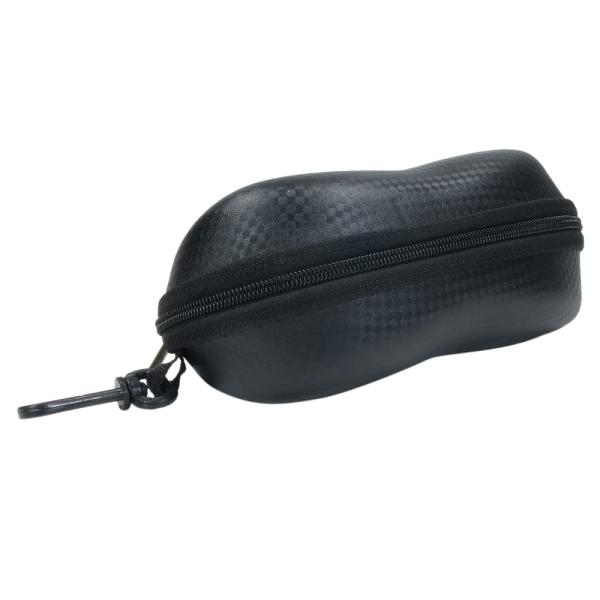 ●「サングラスケース カーボン模様」●アメリカにおいて最も代表的な銃器メーカー S＆Wのサングラスポーチ。メガネやサングラスなどを収納することが可能です。●サングラスケースの詳細 サイズ内寸 横 約15cm×幅 約7cm×高さ 約5cm重量...