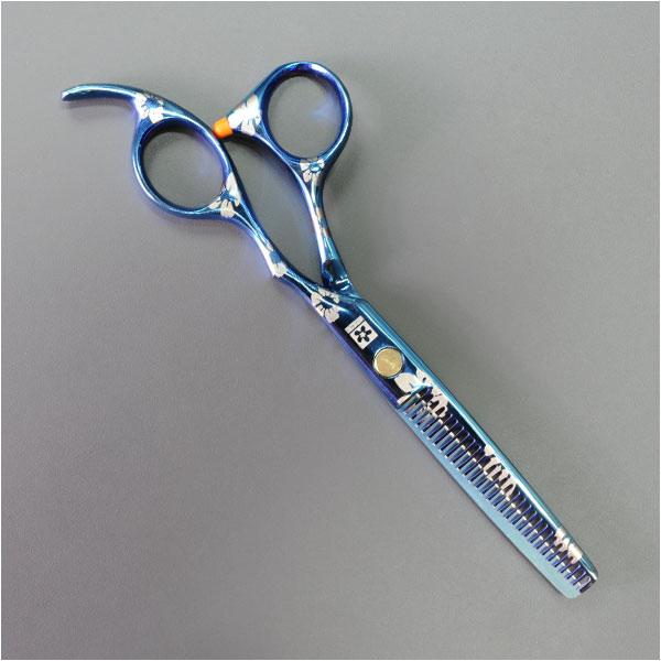 ●メタリックブルーに桜の花が印象的で片側が櫛刃なシザー●青地に描かれた桜花が映える、シザー。はさみの片刃がクシ状になっている櫛刃。全体が輝きのあるメタリックブルーになっており、片側のみ桜の花が描かれています。●シザーの詳細 材質 スチール製...