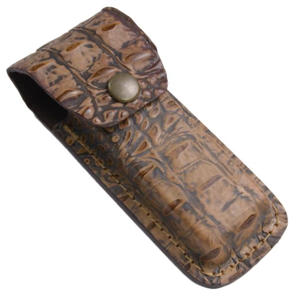 ●アリゲーターの大きな鱗に似た模様の立体感のあるナイフポーチ●折りたたみナイフやツールなどを収納することができる、革製のナイフポーチです。デザインはワニ革のアリゲーター風に作られており、実際のアリゲーター革の様に大きな鱗が立体的に盛り上がっ...