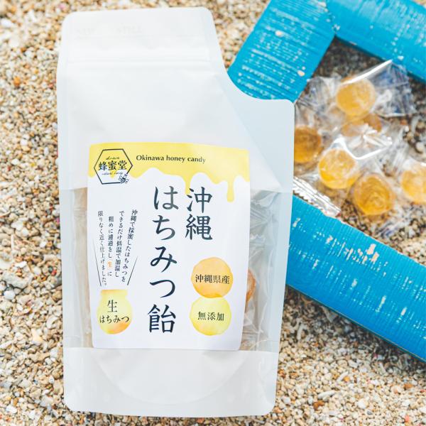 希少な沖縄県産百花蜜100％をたっぷり使った濃厚キャンディ。沖縄県産の保存料・着色料不使用の蜂蜜を、そのまま食べているようなしっかりとしたはちみつ飴です。【名　称】飴菓子（キャンディ）【原材料】水飴、砂糖、はちみつ（沖縄県産）【内容量】10...