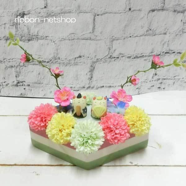 送料無料 造花アレンジ 江戸屋窯 ネコ プチ雛付き春のお花のひしもちポット シルクフラワーアレンジメント Fl Hm 261 クリアケース付き Fl Hm 261 リボンネットショップ 通販 Yahoo ショッピング