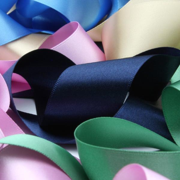 【商品スペック】　販売単位： 3メートルを1本にて　幅： 50mm（許容誤差+1〜2mm）　材質： ポリエステル100%　厚み： 0.3mm　手触り： 滑らかで心地よく、やわらかでしっとり　カット加工： ヒートカット（斜め、平行四辺形）　生...