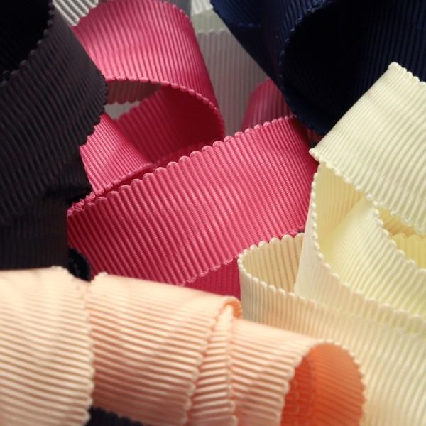 【商品スペック】　販売単位： 15メートル巻　幅： 36mm　材質： ポリエステル100%　厚み： 0.5mm　メーカー： 木馬（MOKUBA）【バリエーション】　4サイズ（15mm、25mm、36mm、50mm）、全20色をご用意【お届け...